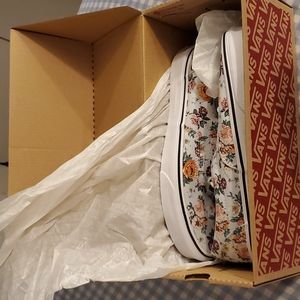 Van's shoes size 8 women Nwt